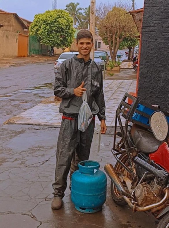 Antes: entregando gás e bebidas de moto